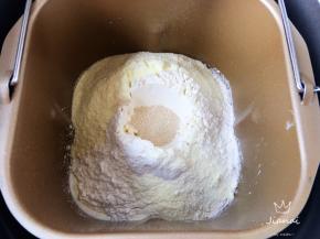 先流质后粉类的顺序加入搅拌机内，盐、糖对角放，酵母粉最后放，搅拌二十分钟。