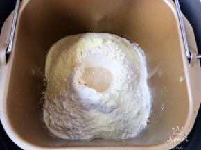 先流质后粉类的顺序加入搅拌机内，盐、糖对角放，酵母粉最后放，搅拌二十分钟。