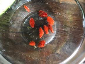 枸杞洗净，沥水