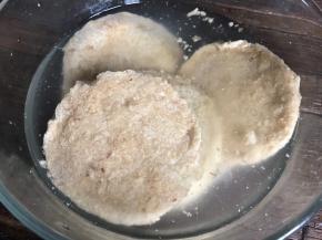 豆渣洗净，挤干水份