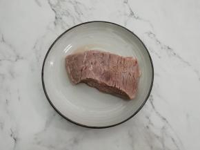 牛肉用水洗干净，再浸泡一会儿