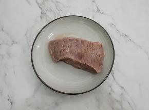 牛肉用水洗干净，再浸泡一会儿