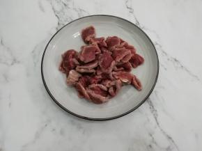 把泡好的牛肉顶刀切成片