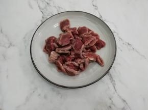 把泡好的牛肉顶刀切成片