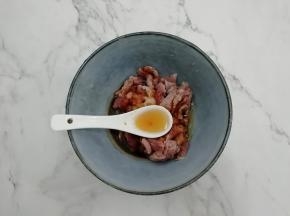 加入料酒，搅拌均匀，腌制15分钟
