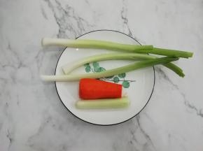 准备葱、青蒜和胡萝卜