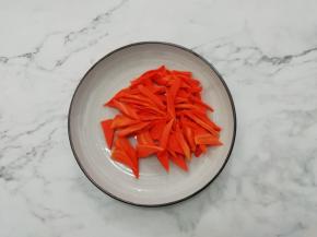 胡萝卜洗干净去皮，切成片