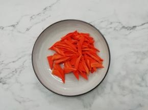 胡萝卜洗干净去皮，切成片