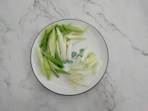 青蒜切成滚刀块，葱切成段