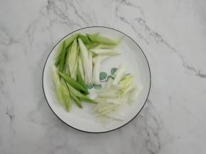 青蒜切成滚刀块，葱切成段