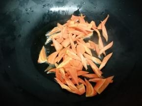 锅里再放入少许的油，把胡萝卜放入锅中断生