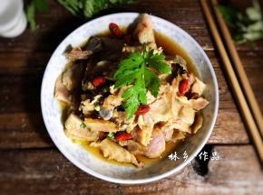 再淋入蒸腊肉的汤汁