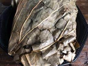 把荷叶包裹严实，装入盘中