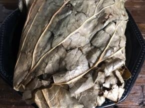 把荷叶包裹严实，装入盘中