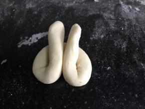 再把两头向里上折