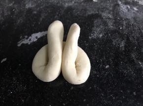 再把两头向里上折