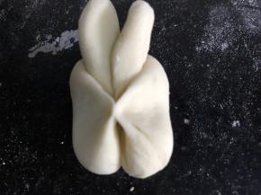 把外面两边向中间捏紧