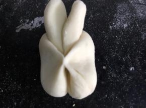 把外面两边向中间捏紧