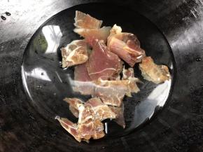 腊肉洗净切薄片，冷水下锅焯水