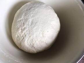 揉成光滑面团，密封发酵至两倍大