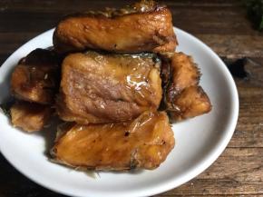 把腊鱼摆入盘中