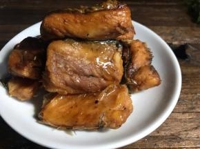 把腊鱼摆入盘中