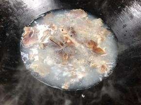 腊肉洗净切薄片，冷水下锅焯水