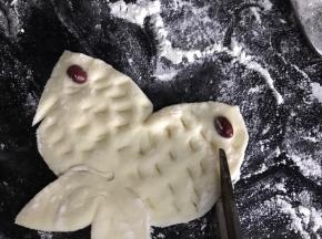 用剪刀在鱼头下部剪出鱼翅