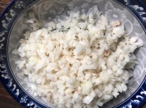 莲藕洗净去皮，切碎备用