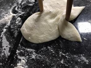 用筷子在中间夹拢