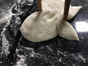 用筷子在中间夹拢