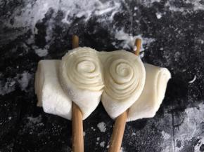 再用筷子把两头夹紧