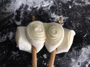 再用筷子把两头夹紧