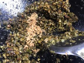 加入所有的调料，炒匀