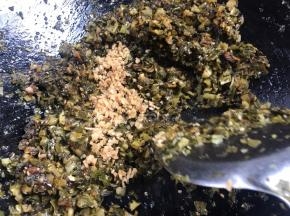 加入所有的调料，炒匀