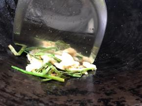 捞出葱段和蒜瓣丢弃