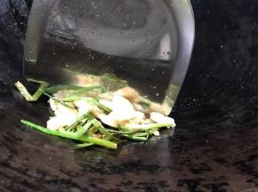 捞出葱段和蒜瓣丢弃