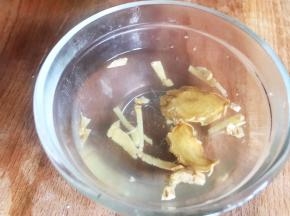 生姜用开水冲泡备用