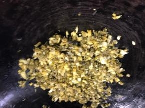 热锅倒入酸菜，炒干水分