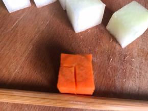 再切成小方丁，备一根筷子在一边，在方丁的每一面都切出Ｌ形，不切断