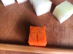 再切成小方丁，备一根筷子在一边，在方丁的每一面都切出Ｌ形，不切断