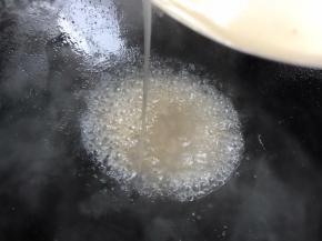 淋入水淀粉勾薄芡