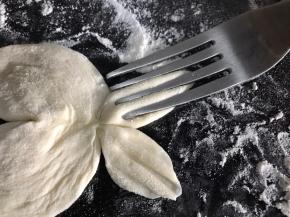 用叉勺在小的一头压出鱼尾状