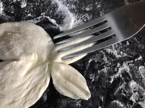 用叉勺在小的一头压出鱼尾状