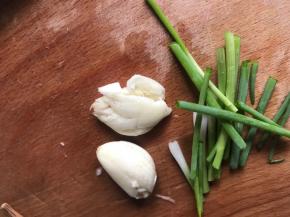 备好葱段和蒜瓣，把蒜瓣拍破