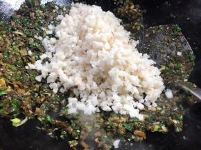 加入莲藕碎，炒至断生