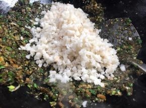 加入莲藕碎，炒至断生