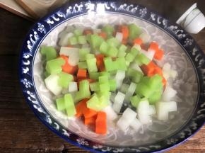 三分钟后把莴笋吉庆加入蒸盘中，继续蒸2分钟