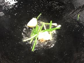 热锅烧热猪油，爆香蒜瓣和葱段