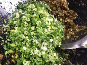 加入蒜苗末，炒断生